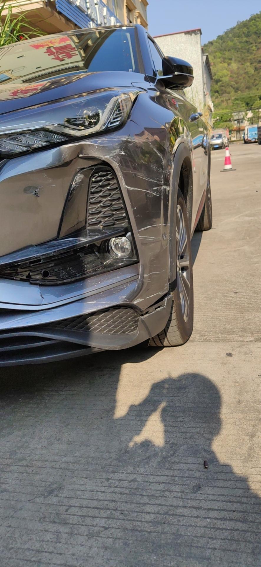 长安cs75 plus-修这个需要多少钱？还是直接换呀？这个位置叫什么？走保险了！