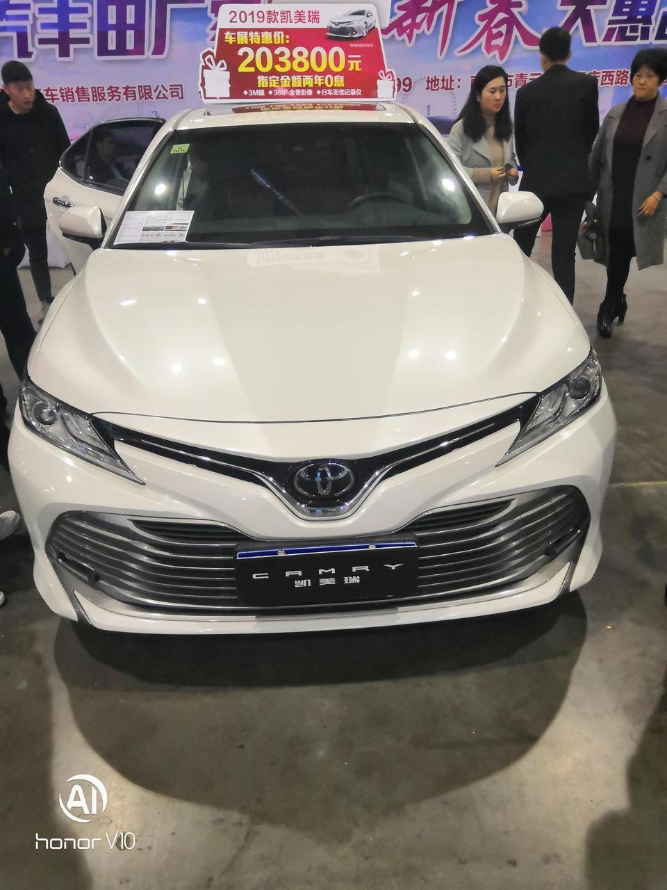 凯美瑞-2019款2.0g白色，落地219000。各位老铁怎么评价这个价格。