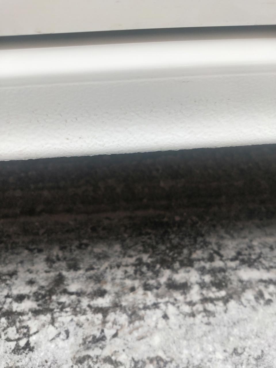 20宝来手舒，你们的裙边也是这样的吗，和车门漆不一样，不是光滑面的，昨天刚提的，图二是裙边下面的漆
