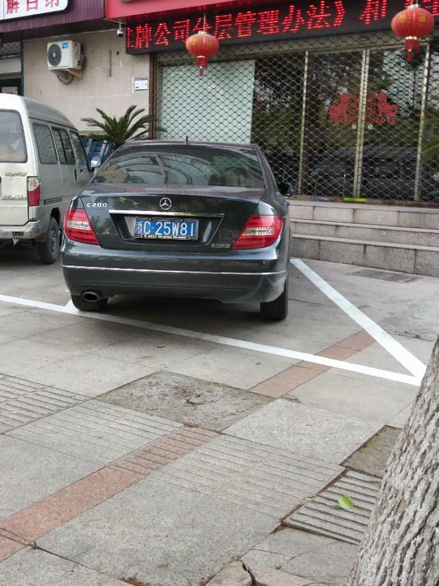 奔驰c级-大家看看这是什么车 
 2018年05月01日15:26:36