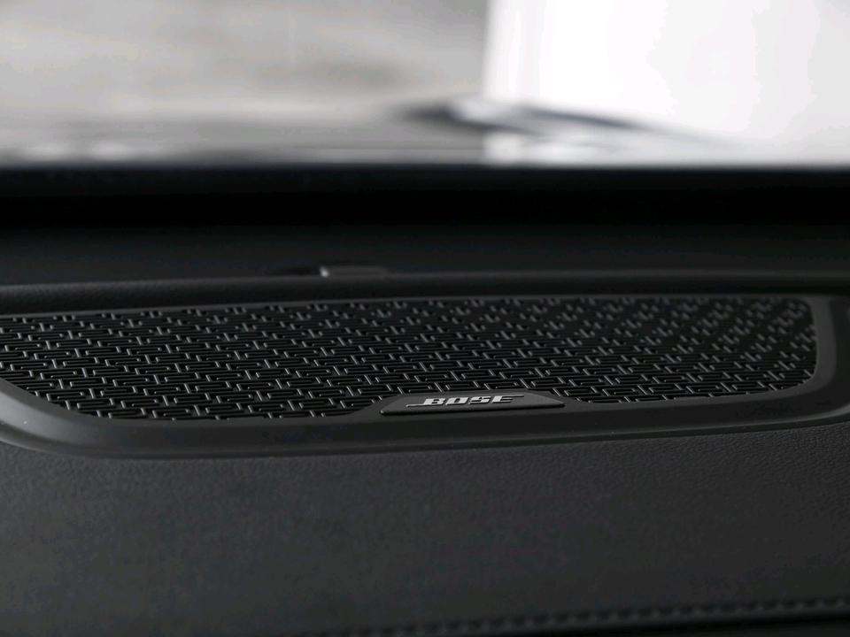 我的车子是博越pro智联版，没有bose音响的我很是烦恼，有谁知道中控上面这个地方，能不能加装喇叭或高音头什么的？智联的喇叭有没有必要更换，感谢。