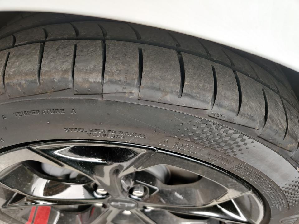迈锐宝xl-您好，今天去验车，迈锐宝 XL redline 锐智车型，名牌生产日期19年5月份，合格证日期19.5.28号，车窗日期19年3,4月份，轮胎日期19年第7周，车子里程13公里，机油看起来跟新的一样，但是轮胎看着损耗蛮大。如图， 三角磨损标记在很深的缝隙里看不到，销售员解释马牌轮胎就这样。有点蒙，怕是展车或者试驾车。请问正常吗？
