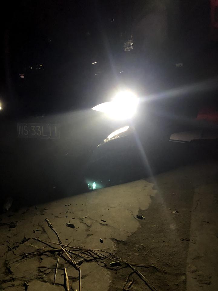 迈锐宝xl-我的车日间行车灯怎么没全亮    下面两个灯泡没亮，怎么回事啊，才提回来一个月