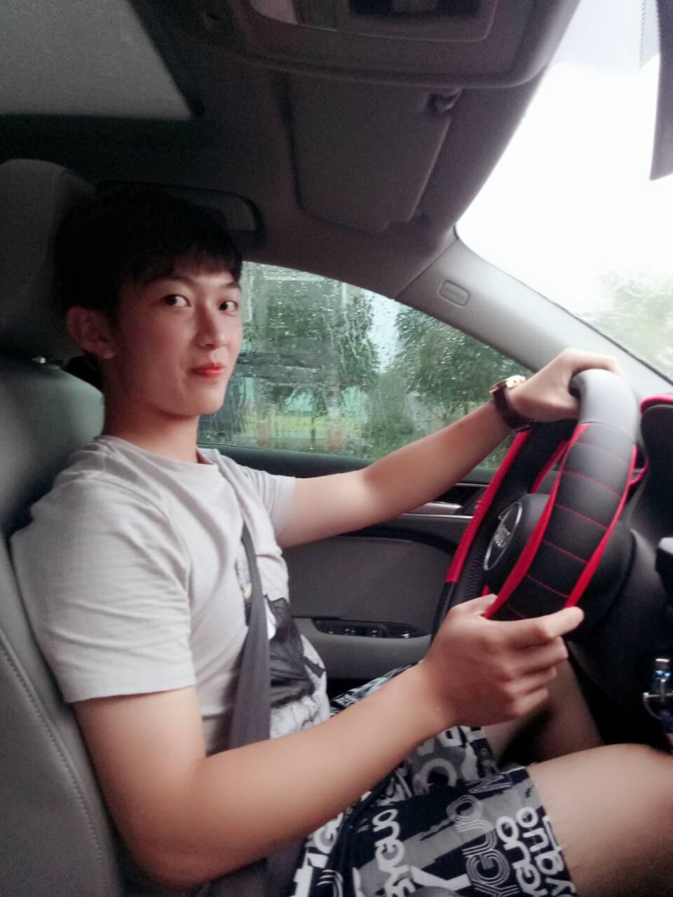 奥迪a3-提车十几天，二十岁的年纪也没开过什么好车，总之a3现在是我最理想的车，基本没什么不满意，总体打个90分吧。