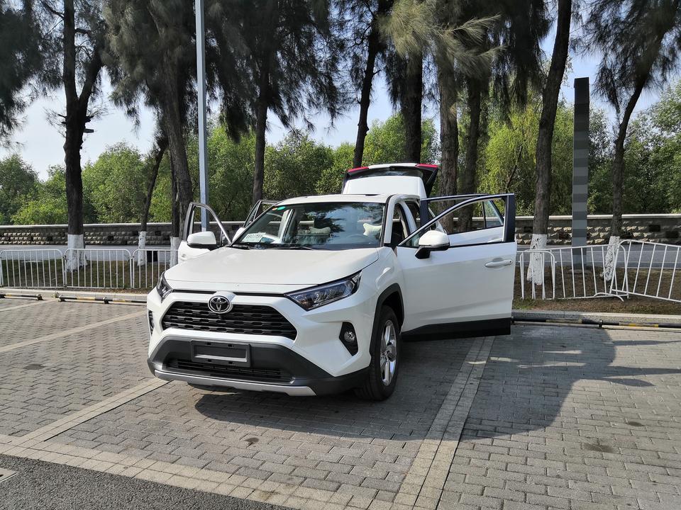 rav4荣放-最近刚入手的RAV4，开了有半个月。发现几个问题。
1.第一个问题是发动机启动在P档的情况下，大概2-3分钟，有个电流声持续10秒左右，每次启动都会有这种声音。
2.车在行驶过程中，遇到一些不平整的路面，右后排安全带附近有异响，类似于零件脱落在里面碰到塑料的撞击声。
3.自动大灯，发现荣放的自动大灯太敏感了，有点阴天，或者天还没有完全暗下来，就自动切换为夜间模式，导致看里面的仪表盘根本看不清。看了说明，也找不到在哪里调灵敏度。
这三个情况是我最近遇到自己无法解决的问题，油耗，动力，噪音，开了