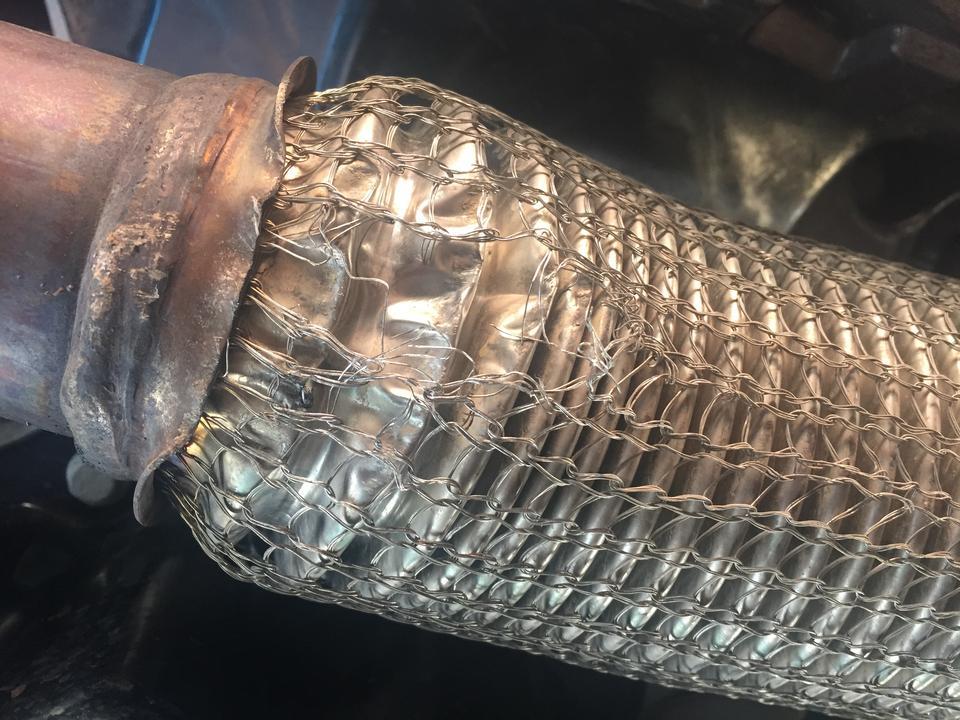 英朗-被撞成这样排气管有影响吗