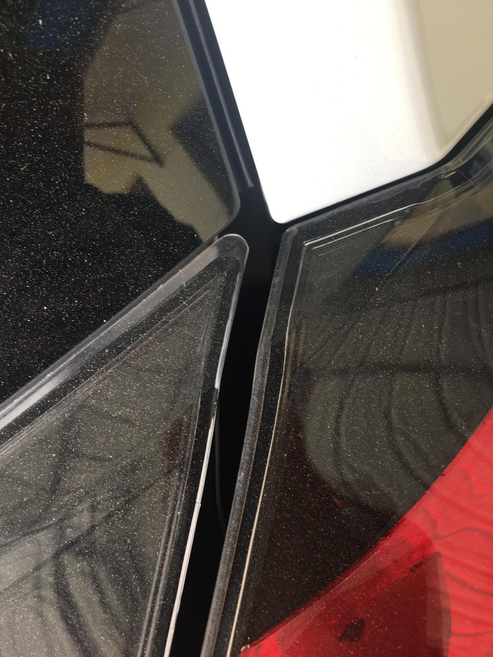 rav4荣放-买荣放以一年了，今天才发现后备箱尾灯连接处这么大的缝隙￼￼￼，朋友们你们的也是这样子吗？