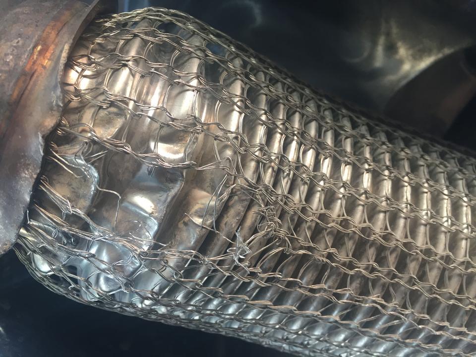 英朗-被撞成这样排气管有影响吗