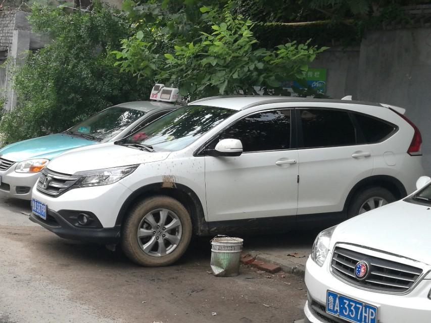 本田cr-v-虽然下雨溅了一些泥水，可依然挡不住他的帅气！日系车，就不知道性能怎么样了？