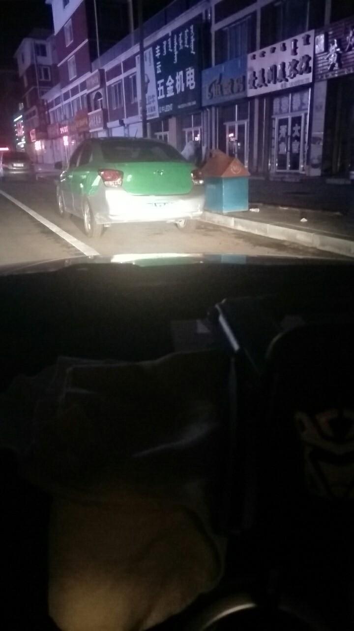 飞度-在街里夜晚没有顶灯不行，好多出租车司机为了省钱不安顶灯，出租办视而不见。