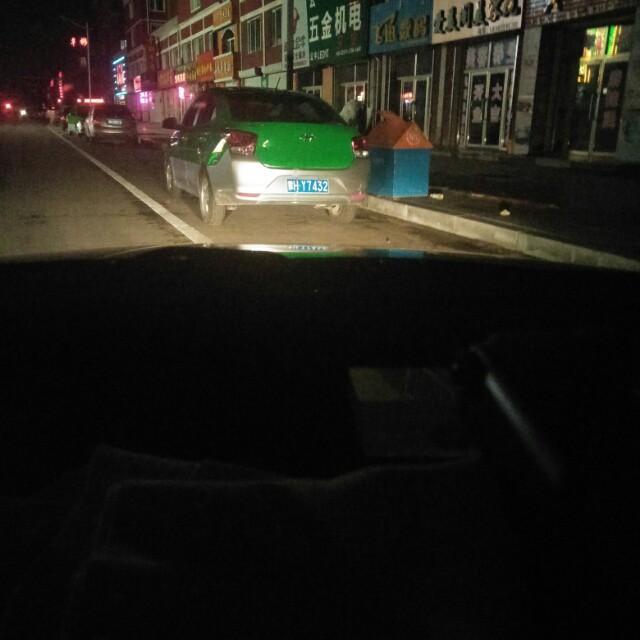 飞度-在街里夜晚没有顶灯不行，好多出租车司机为了省钱不安顶灯，出租办视而不见。