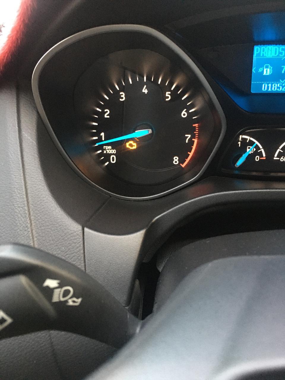 福克斯-两年的新车，前段时间正跑呢，突然发动机故障灯亮了，吓我一跳，求大神指点，这是怎么搞的，应怎样处理？