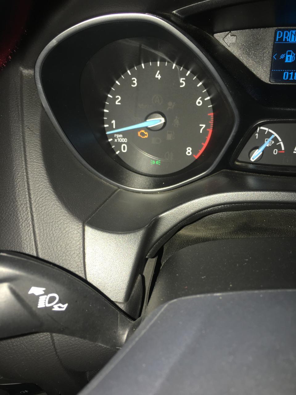 福克斯-两年的新车，前段时间正跑呢，突然发动机故障灯亮了，吓我一跳，求大神指点，这是怎么搞的，应怎样处理？