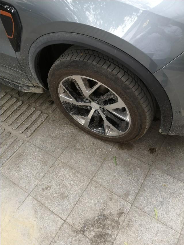 领克01-为什么新车的轮胎看起来这么旧？有没有什么办法可以打理干净？朋友都说我的新车配了四个旧轮胎，很不美观啊！