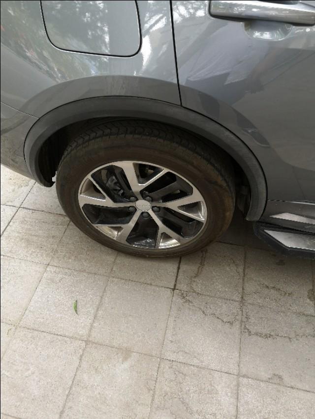 领克01-为什么新车的轮胎看起来这么旧？有没有什么办法可以打理干净？朋友都说我的新车配了四个旧轮胎，很不美观啊！