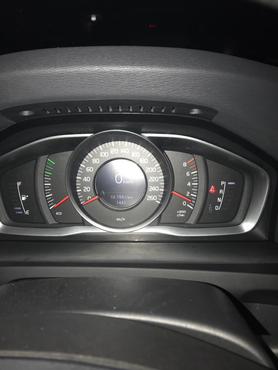 沃尔沃s60-s60l智进进取版，1.5t，  买回来20多天公里数1000多，油耗现在11.4，平均车速25。没跑过长途，没事去买个菜什么的，有时候会给重油门为了提速快。油耗一直升从来没掉下来过。我看人家的车最高也不超过10个油，我的从来没掉过。我想问这是什么原因， 有没有和我一样的油耗？  请大神指点？