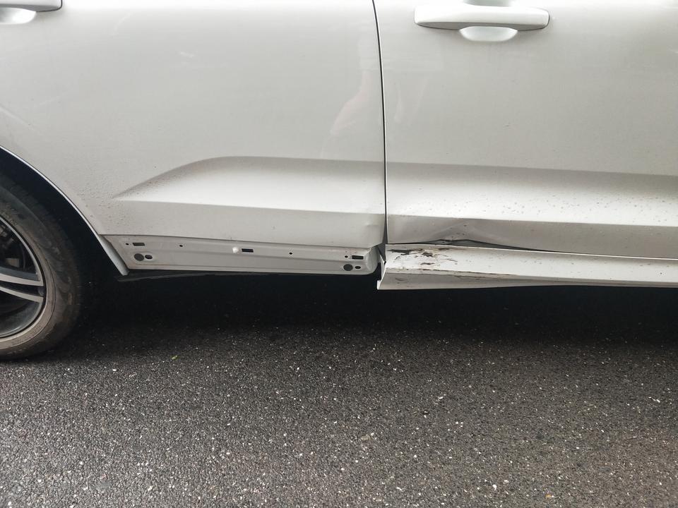 沃尔沃xc60-车子昨天撞了一下不知道要修多少钱？