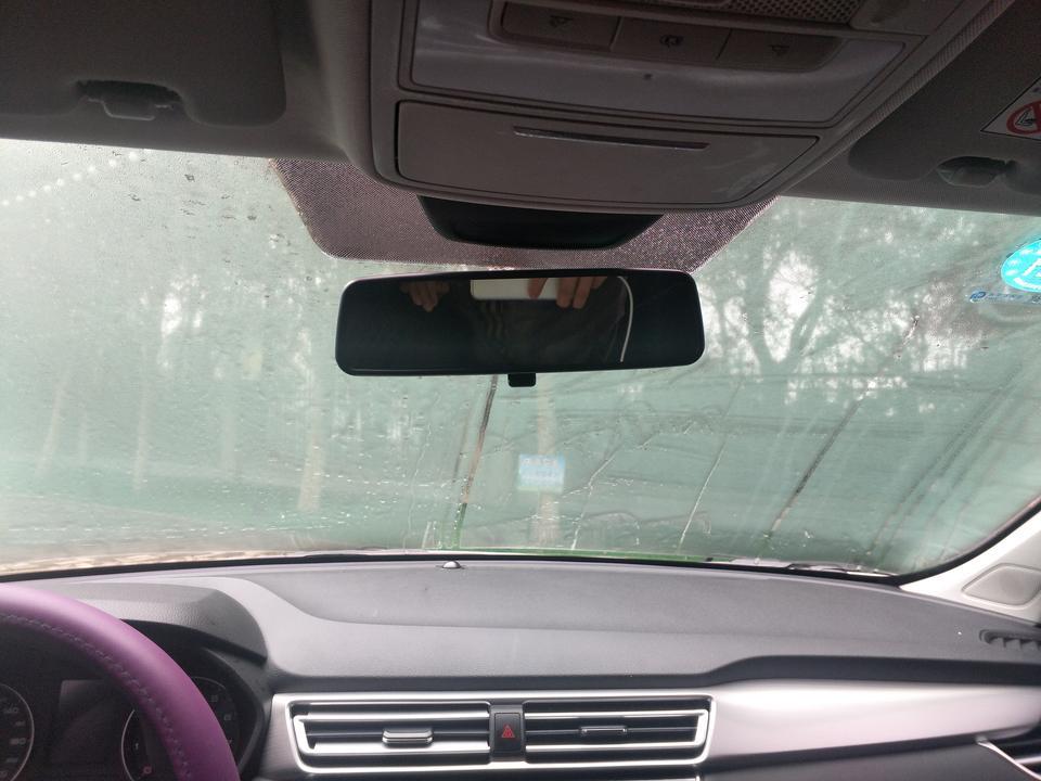 荣威i5-问下各位老铁们，早上起来开车发现车窗里面全是水珠，前面玻璃也是，里面有，外面没有，这是什么情况导致