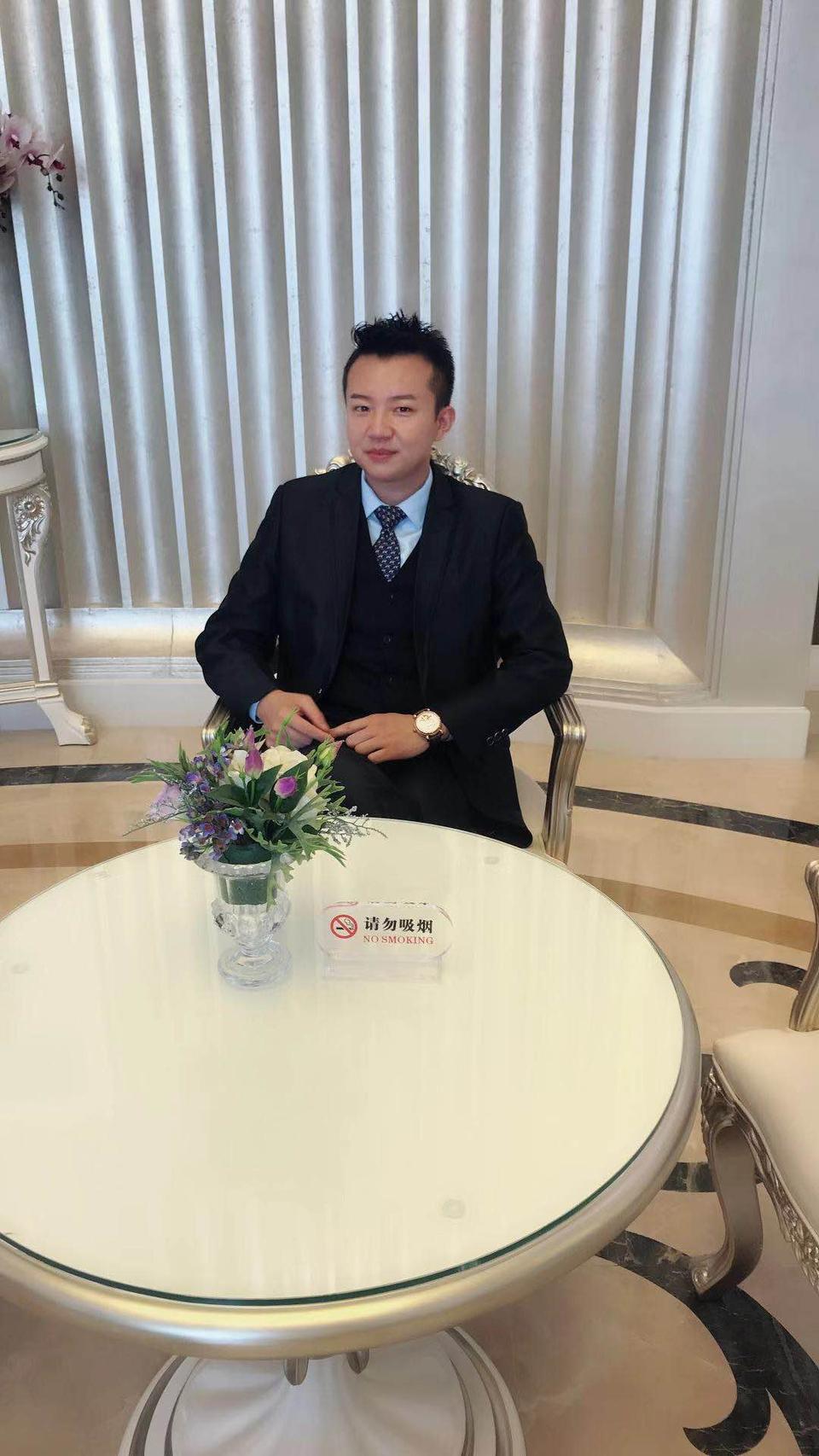 amg gt-大家好，求助大家，中国买车第一人是中国赛车手 吕宜霖先生吗？在线等，急急急