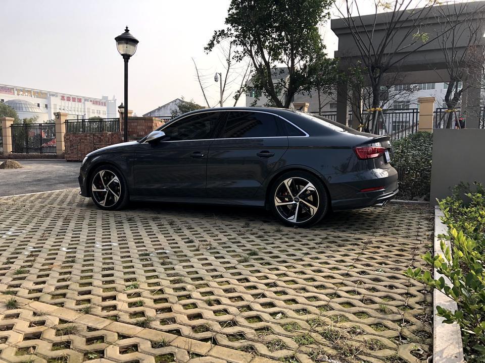奥迪s3-我在配置看S3是全时四驱，今天看到个视频，陷在沙子里的S3前轮不转后轮转是什么鬼？？也看过一个下坡的S3车身很低侧着下坡悬空的轮子不转附着在地上的轮子有动力.有人解答一下吗 