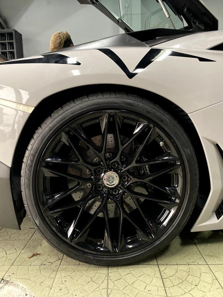 aventador-大家好，我想把我大牛轮毂给换掉，因为我这款开车时候没安全感。太轻，太飘了。想请大哥给点意见。
