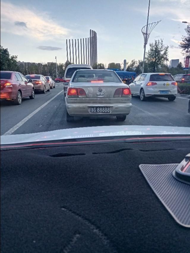 艾瑞泽5-这个车牌黑色的是啥？是不是套牌！