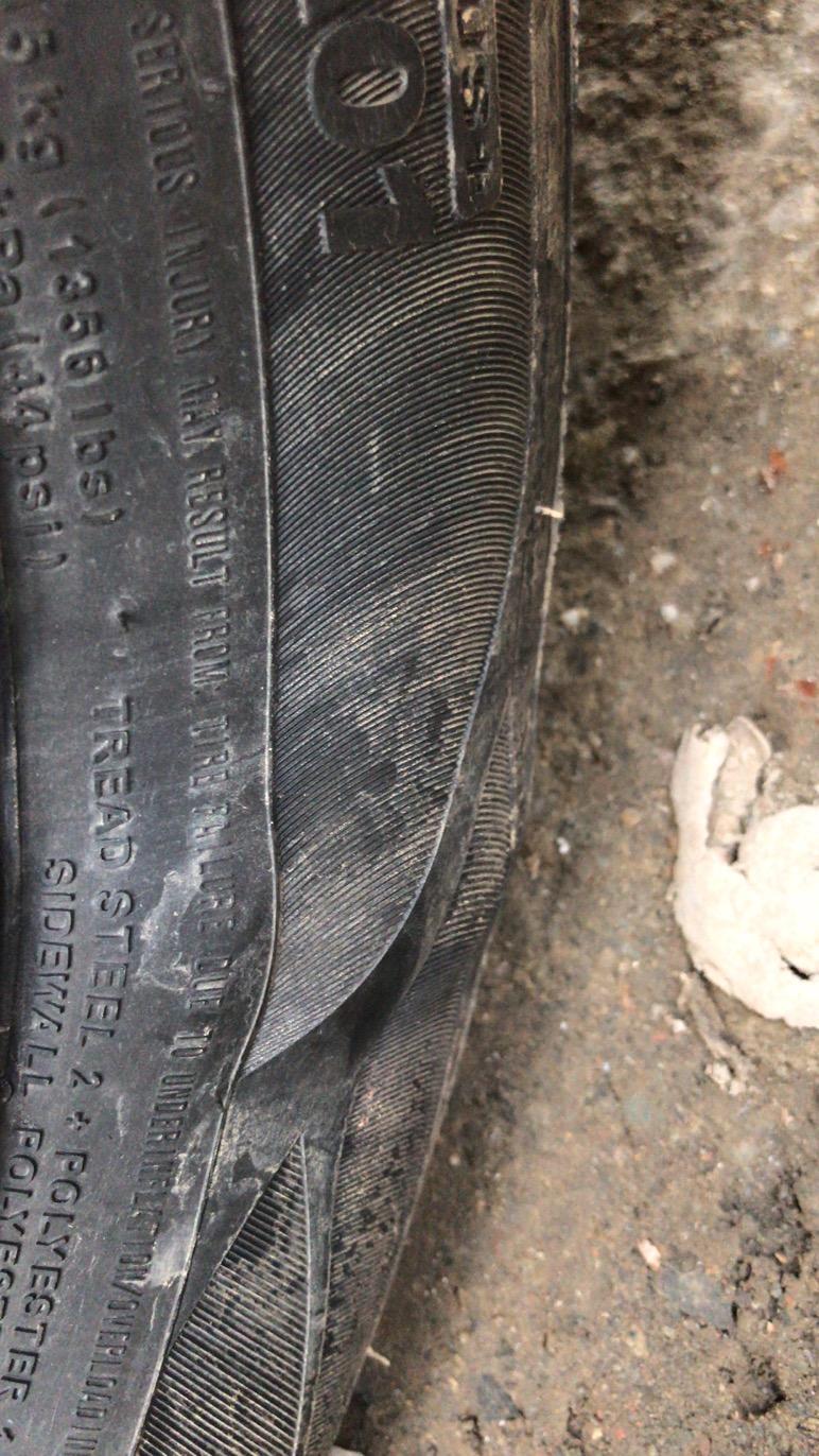 起亚k3-我的K3买来还不到半个月才开500来公里轮胎就鼓包了，起亚车质量也太差了吧？