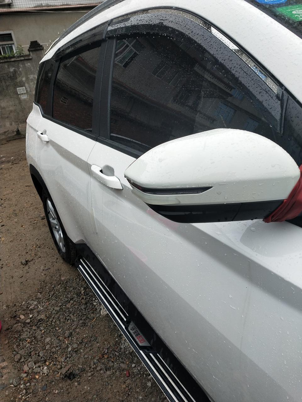 宝骏530-今天下雨了为什么会变成这个样子，新车才买五个月，而且用水洗不掉，各位知道怎么回事吗？什么导致这个现象?