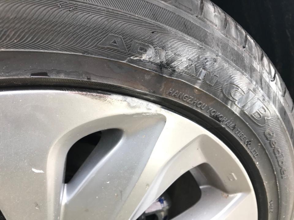 杰德-刚刚提车1个月，家附近正在铺人行道，路边有些叠起的砖块堆，今天上班路过，后轮胎和轮毂刮蹭到了旁边的砖块堆，各位老司机看看这问题严重不严重，谢谢了????