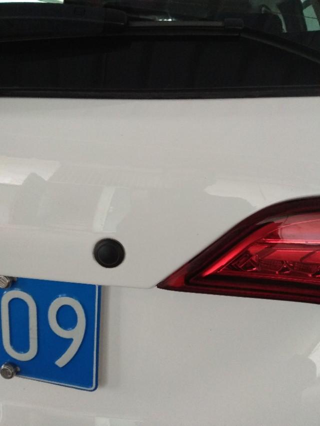 这是宋的尾箱门，这里有个黑色的东西 应该是设计来干什么的呢？
