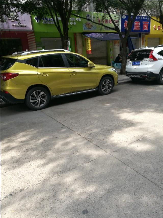 这辆比亚迪宋看着很清爽吃