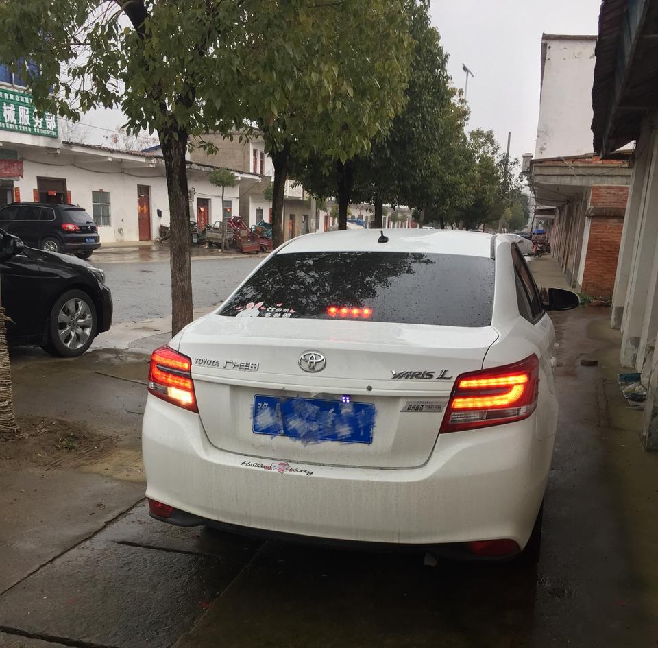 yaris l 致享-我挂倒车档的时候后尾灯为什么只有左边的倒车灯亮，右边的不亮？坏了吗？