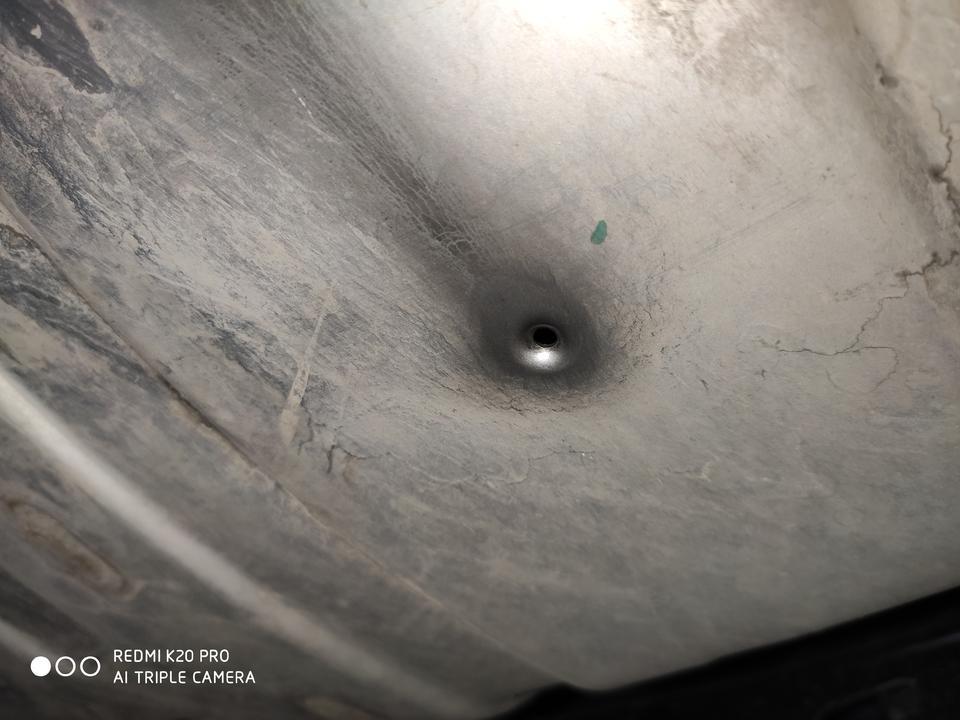 柯迪亚克gt-请教下各位大佬，这个孔是干什么的，最近开车停车后这个小孔滴水，也变色了，需要维修检测么，