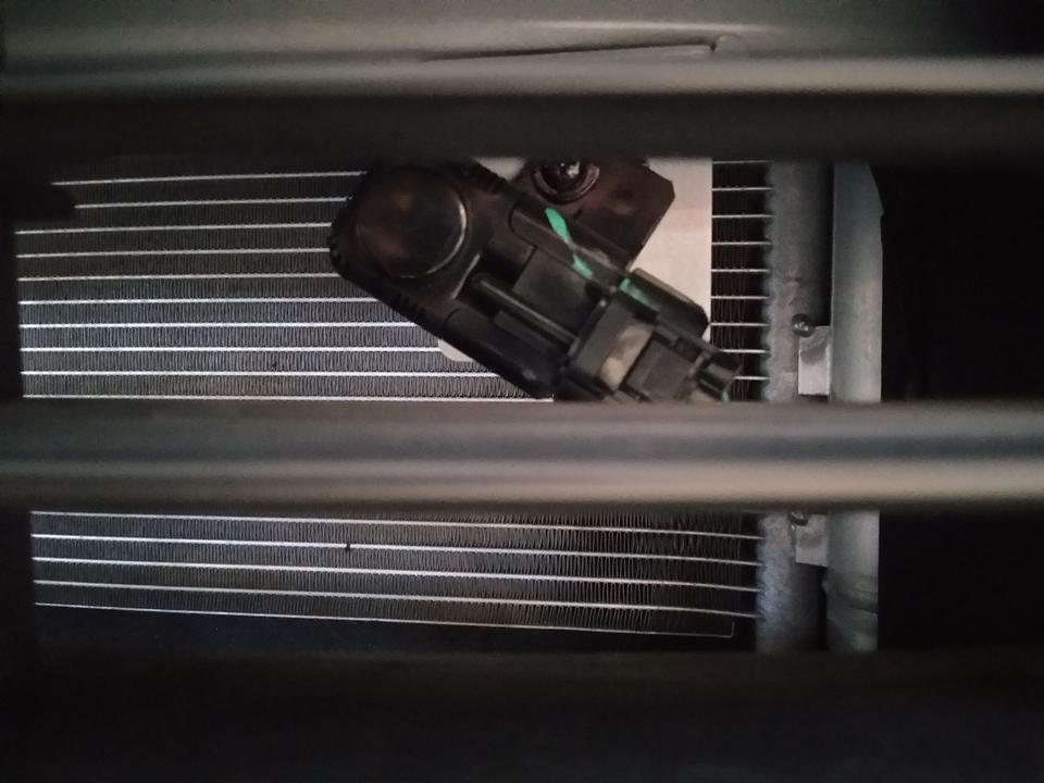 长安cs15-水箱散热片前面这个小东西是干什么用的。