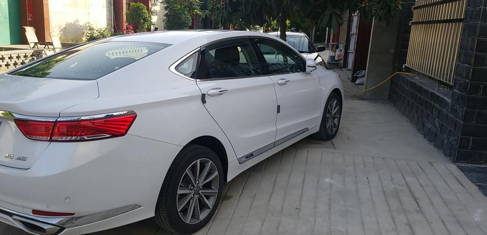 博瑞phev-新车跑了400公里，感觉车的电池续航不对，充满后开混动舒适模式，跑40公里左右就没电了。这几天天气很热，空调一直打开到最冷的风，不知道空调用的是不是续航电池，常走城市道路，车速比较慢，这样的续航正常吗？