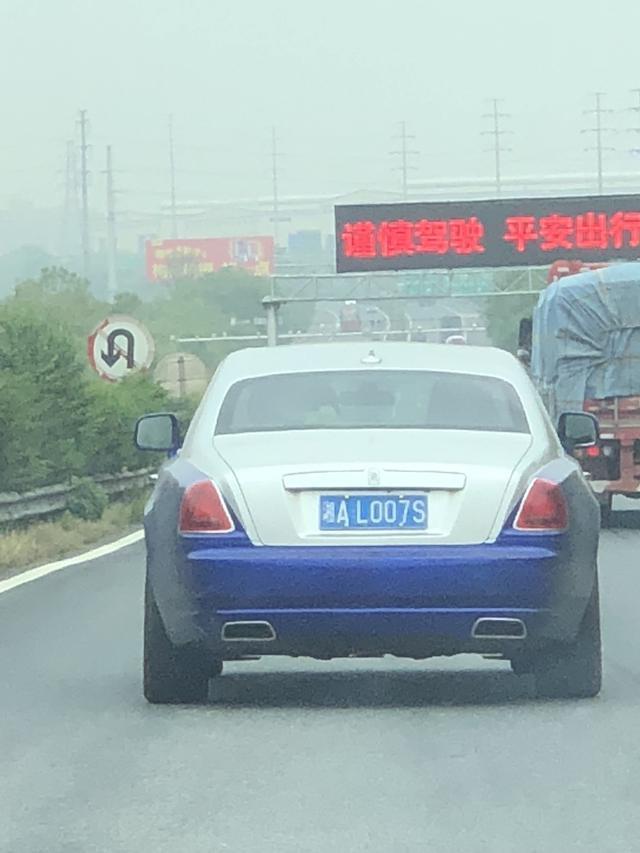 魅影-大家看看这是什么车，反正应该是劳斯莱斯吧????