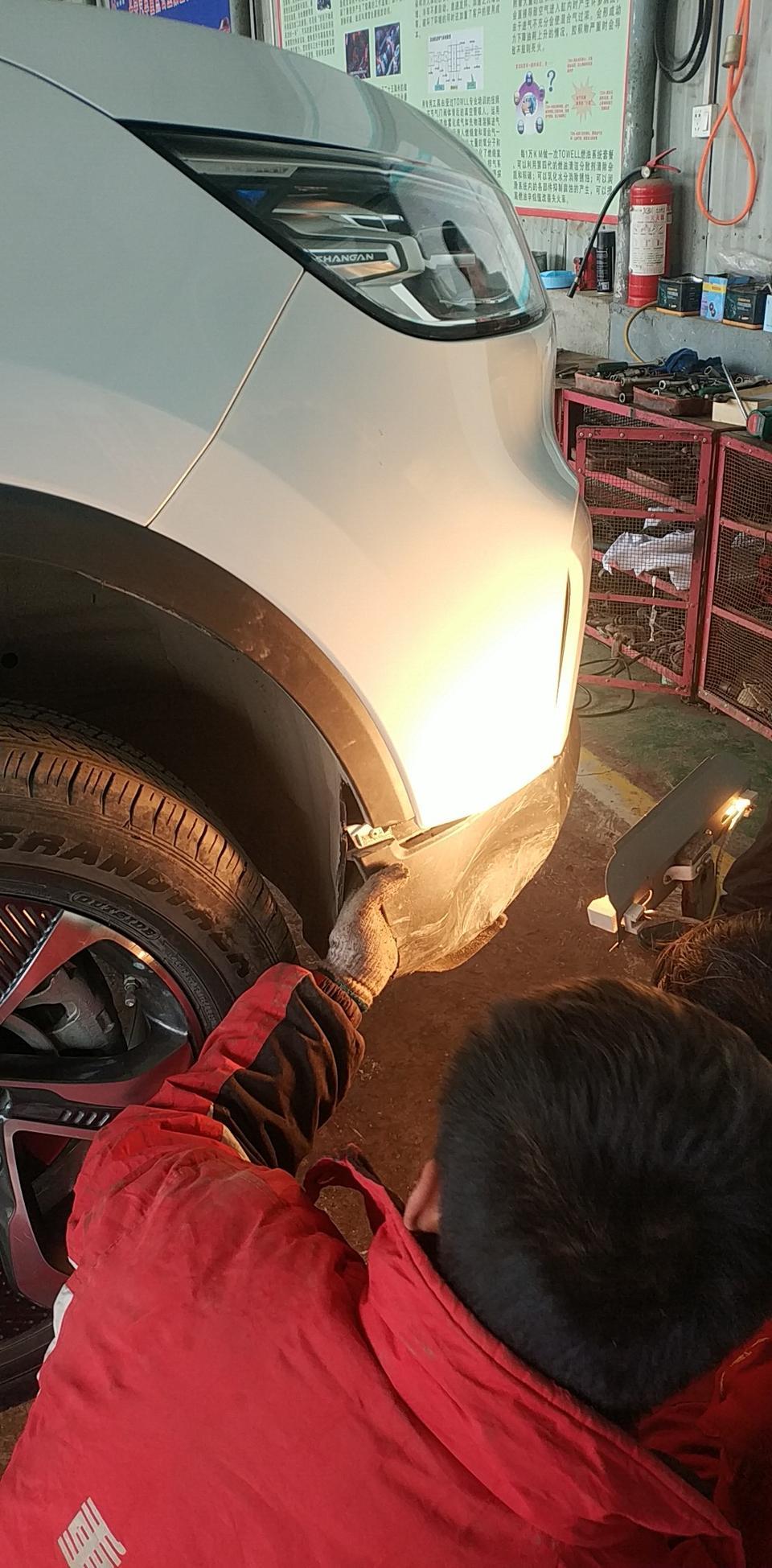 长安欧尚科赛-不小心跟石头墩子品了嘴，没报保险，去售后简单处理下。请问更换这两块塑料面板多少钱？