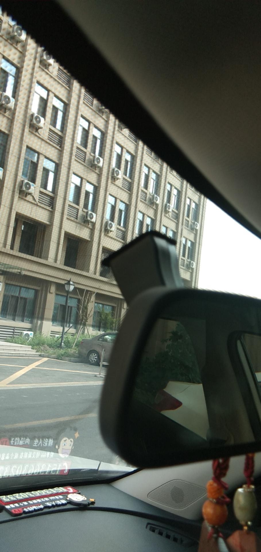 启辰t60-今天开着车速度也不是太快车子上坡蹲了一下反光镜掉了？你们出现过这种问题吗？原来反光镜是扣上去的啊？还有一种油油的东西