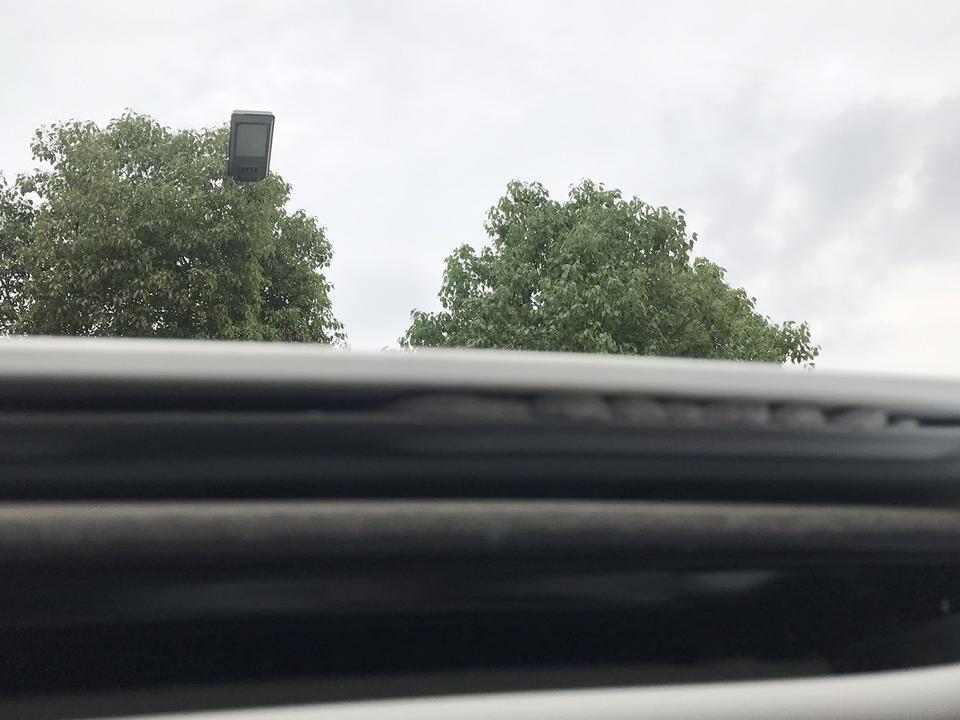 大家阅朗天窗上是这样吗？没有封条还能看到泡沫胶。