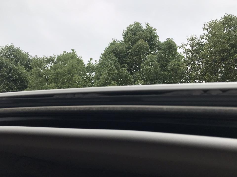 大家阅朗天窗上是这样吗？没有封条还能看到泡沫胶。