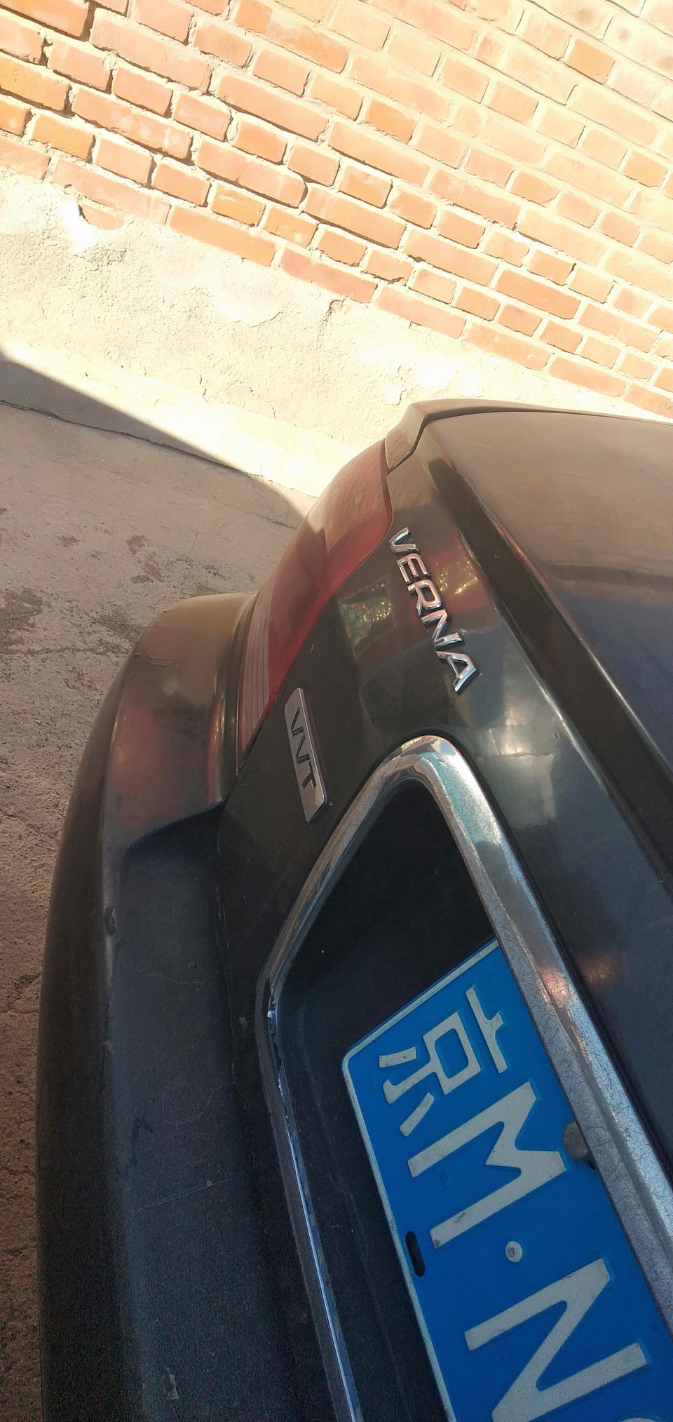大家看看这是什么车？蓝标的现代，看着像瑞纳，前边和老索纳塔差不多