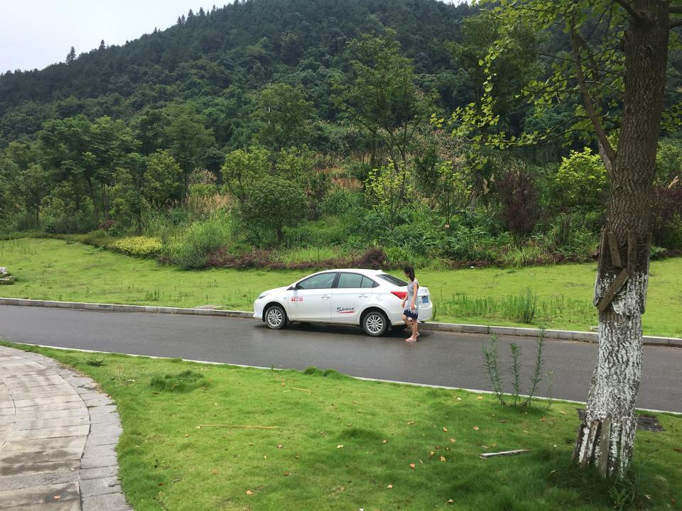 我16年12月买的威驰，那时候刚上班没什么钱，买了1.3排量的最低配丐版，6.78万，目前跑了6万公里，一直在4S店里按照每5千公里按时保养，没有事故，油耗我能开到每公里3毛1，现在想把它卖掉，为老婆换个自动挡的车，请问大概能卖多少钱呢？