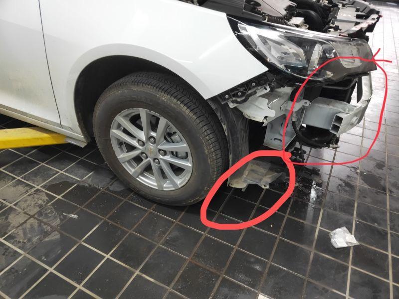 迈锐宝-追尾了，保险杠烂了，4s店说防撞钢梁有点小伤痕不用管它，大家伙帮我看看防撞钢梁伤没伤到，吸能盒有没有变形！红圈圈起来的地方