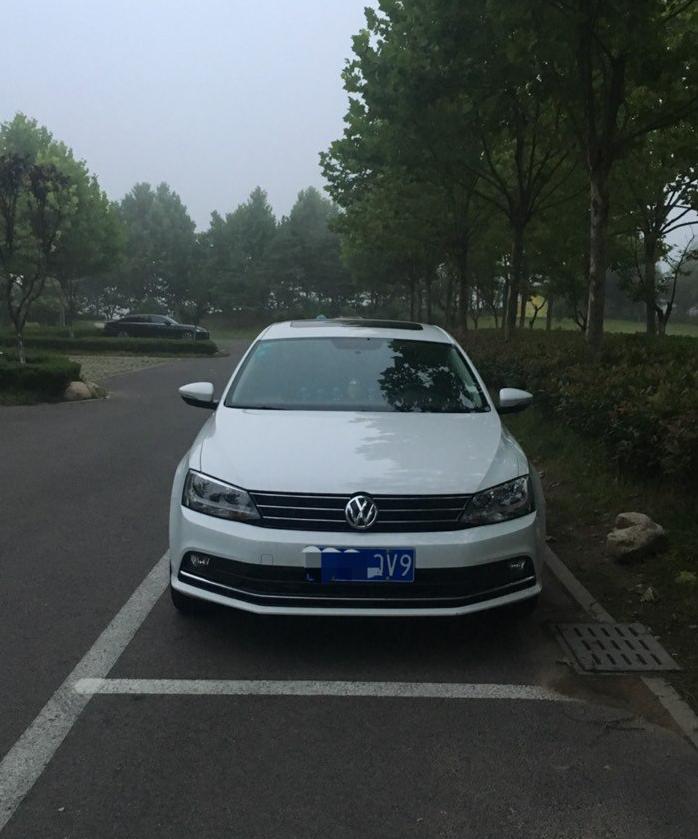 速腾-18款1.4T的空气滤芯怎么更换啊？研究了半天发动机仓的盖子，愣是没打开，很着急啊！！