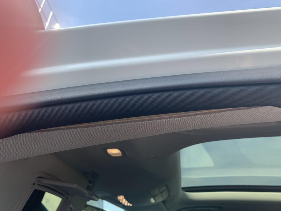 奔驰c级-奔驰c260这个问题，只开了2个月，4s店说很简单的问题去店里卡下橡胶条就好，那是按4s店的意思解决呢，还是另找途径投诉？很不舒服，这种质量问题
