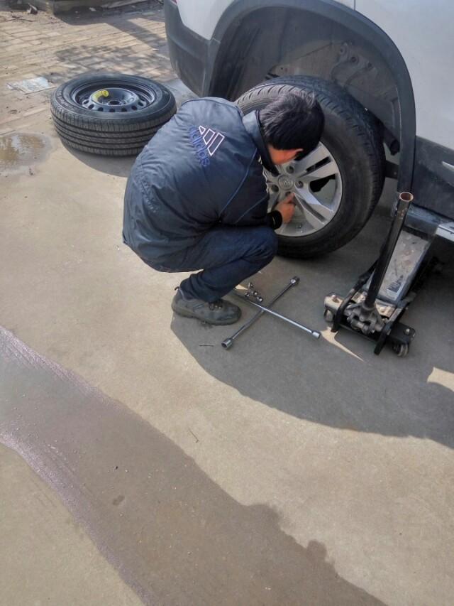 长安cs75-17款的CS75，更换一个邓禄普轮胎大概多少钱？
