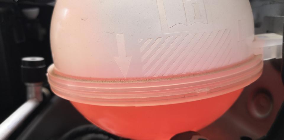 新创酷的这个冷却液位正常吗，用不用加一点，加什么样的