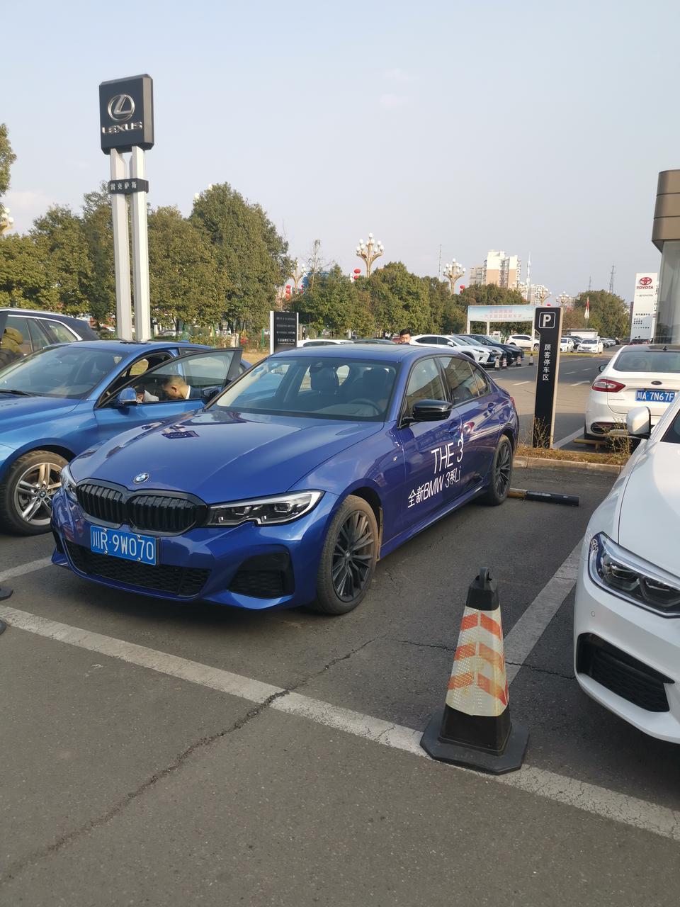宝马3系-四川地区20款325i曜夜春节前已经订车，各位帮忙看看价格。原价32.99，分期谈到裸车28.2，加17800的装饰包括送5年10万公里保养和脚垫膜等等的小东西。还有3年盗抢5900，手续2000。加上购置26000保险预估12000，不算20000出头的利息的话落地是34.5。3月底4月提车，跟销售小姐姐谈好了在此基础上按照提车当时的市场优惠算。订金可退。
问题1，价格如何？分期的话大家说的落地价到底包括利息不？
问题2，送的5年10万保养到底是5次保养还是10次？按照我一年一万公里出头的开法