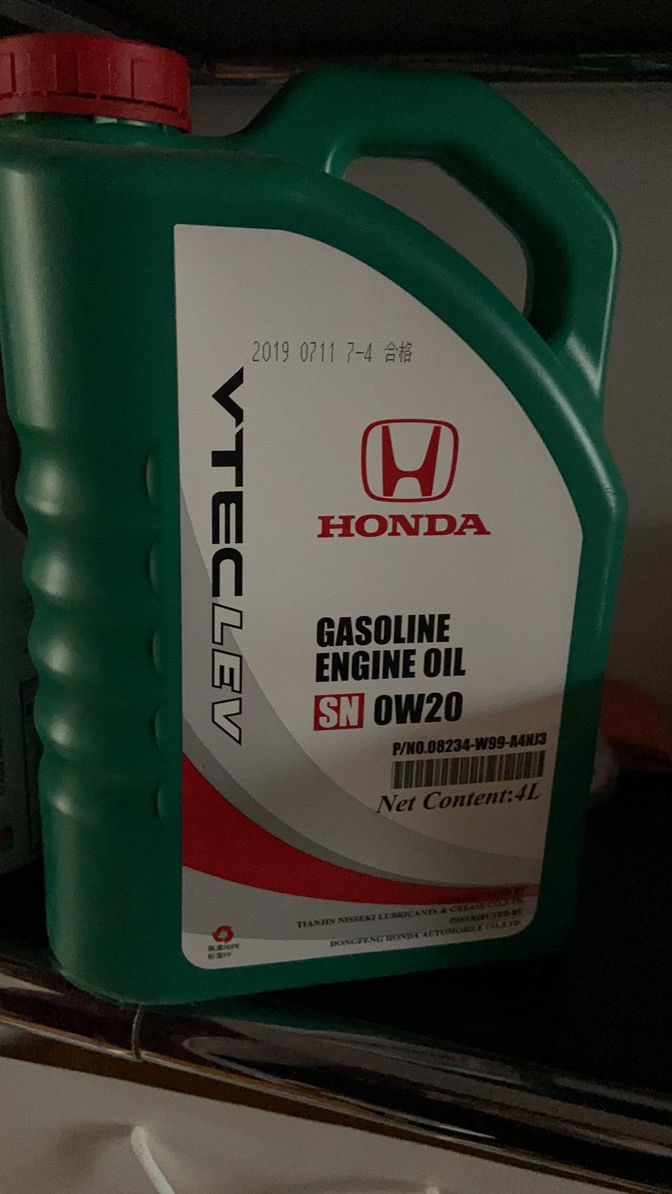 思域-新车9000公里，应该保养哪些项目？4000的时候首保了，还给加了一瓶汽车发动机清洁剂。
现在显示屏提示更换机油！自己手里有图片这三种，还需要更换啥，大概都多少钱，求大神详细解答！