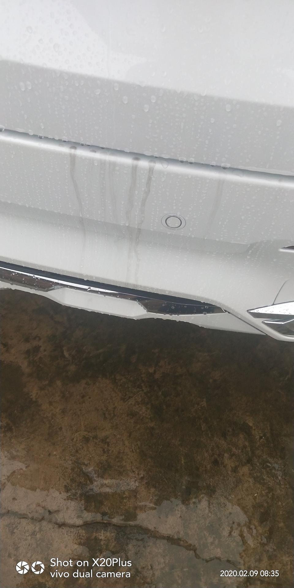 哈弗f7-阴天和下雨天，我的车总是有一些黑黑的东西，不知道从哪里流的，时间长一点不擦就很难擦去?